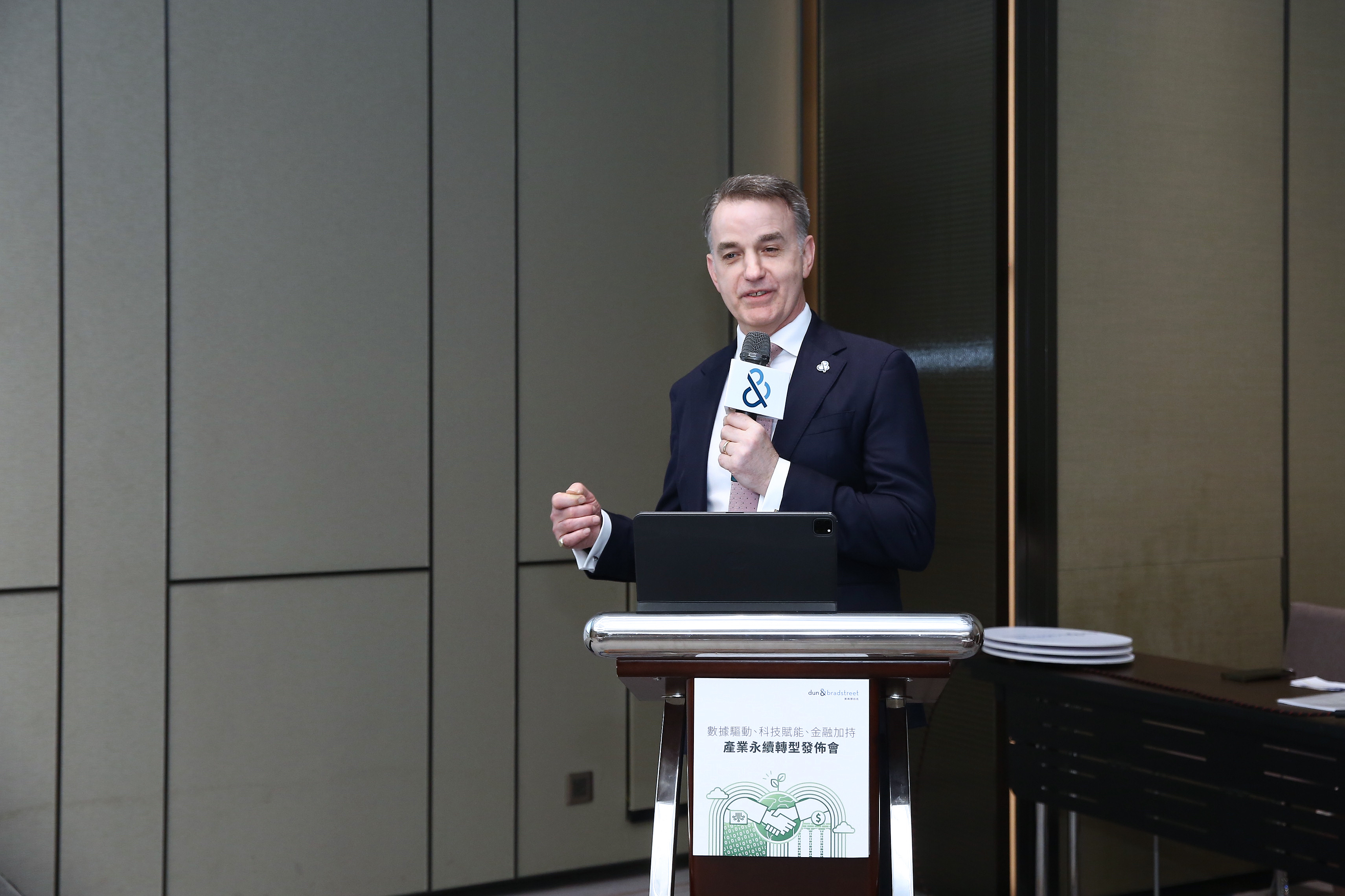 美商鄧白氏國際市場首席營運長鮑文安(Julian Prower)